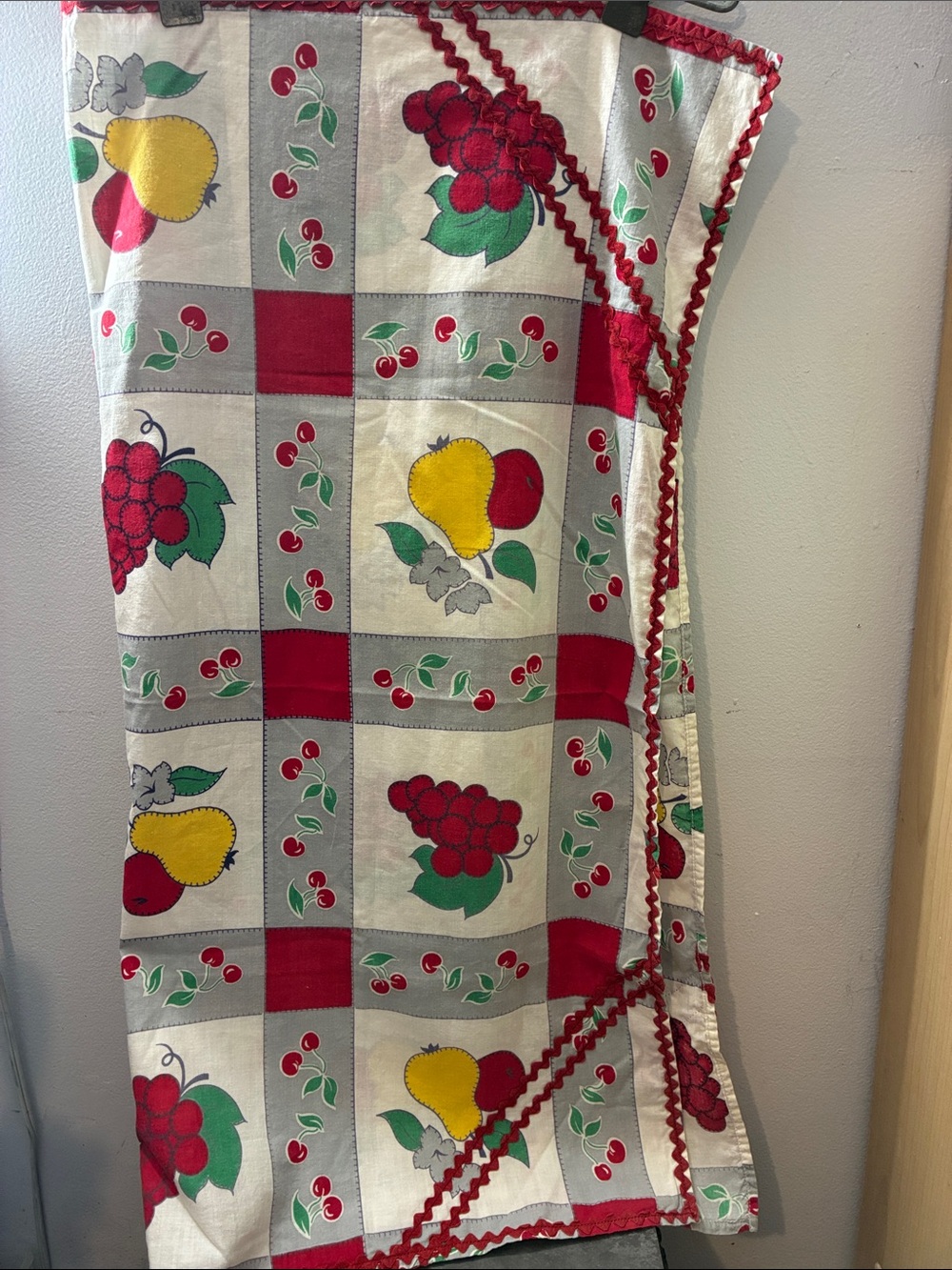 Fruit-Print Small Table Cloth in Red, Yellow & Green